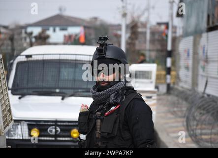 Srinagar, India. 6 marzo 2024. A Srinagar, Kashmir, India, il 6 marzo 2024: NSG Camondo Patrol si assicura Srinagar Street prima della visita del primo ministro in Kashmir. (Foto di Danish Showkat/Sipa USA) credito: SIPA USA/Alamy Live News Foto Stock