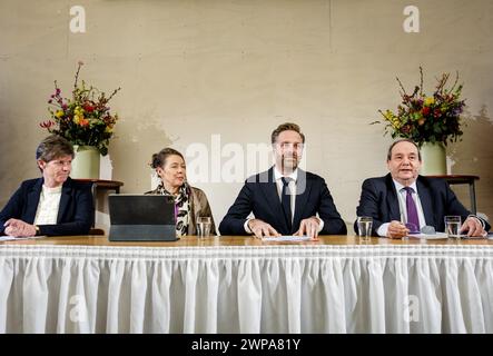 GARMERWOLDE - Ingrid Sterenborg-Kooij, consigliere del comune di Stadskanaal, Susan Top, vice della provincia di Groningen, Hugo de Jonge, ministro uscente dell'edilizia abitativa e dell'assetto territoriale, e Hans Vijlbrief, Segretario di Stato uscente per le miniere, durante la presentazione dei piani per la loro elaborazione della misura 29 da NIJ iniziato ai residenti della zona terremoto. ANP SEM VAN DER WAL netherlands Out - belgio Out Foto Stock