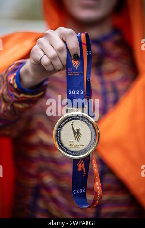 Corridori che mostrano la medaglia finale della maratona di New York 2023. Foto Stock