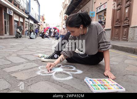 CUENCA-ARTE con TIZA-POR EL dia DE LA MUJER Cuenca, Ecuador 6 de marzo de 2024. El arte con tiza ExpresArte somos uno se plasma a lo largo de la calle Bolivar la manana de hoy, con Ideas de igualdad de gÃ nero con motivo del dia Internacional de la Mujer. foto Boris Romoleroux/API. SOI-CUENCA-ARTECONTIZA-PORELDIADELAMUJER-442666f94edb2b039a9e550281efcb79 *** CUENCA ARTE CON GESSO PER LA GIORNATA DELLE DONNE Cuenca,Ecuador 6 marzo 2024 Arte con gesso ExpresArte somos uno siamo uno si riflette lungo Bolivar Street questa mattina, con idee di uguaglianza di genere in occasione della giornata internazionale delle donne Foto Stock