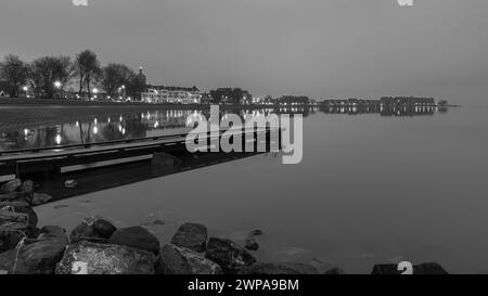 Dalla banchina presso la spiaggia cittadina di Hoorn, si gode di una buona vista dello skyline di Hoorn. Il Markermeer è come uno specchio, creando un bel riflesso. Foto Stock