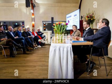 GARMERWOLDE - Susan Top, vice della provincia di Groningen, Hugo de Jonge, ministro uscente per l'edilizia abitativa e la pianificazione territoriale, e Hans Vijlbrief, Segretario di Stato uscente per le miniere, durante la presentazione dei piani per l'elaborazione della misura 29 da NIJ iniziata ai residenti della zona sismica. ANP SEM VAN DER WAL netherlands Out - belgio Out Foto Stock