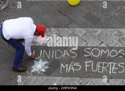 CUENCA-ARTE con TIZA-POR EL dia DE LA MUJER Cuenca, Ecuador 6 de marzo de 2024. El arte con tiza ExpresArte somos uno se plasma a lo largo de la calle Bolivar la manana de hoy, con Ideas de igualdad de gÃ nero con motivo del dia Internacional de la Mujer. foto Boris Romoleroux/API. SOI-CUENCA-ARTECONTIZA-PORELDIADELAMUJER-e08af6d0a30f18fc80a5e22ad3ba140 *** CUENCA ARTE CON GESSO PER WOMENS DAY Cuenca,Ecuador 6 marzo 2024 Arte con gesso ExpresArte somos uno siamo uno si riflette lungo Bolivar Street questa mattina, con idee di uguaglianza di genere in occasione della giornata internazionale delle donne Foto Stock