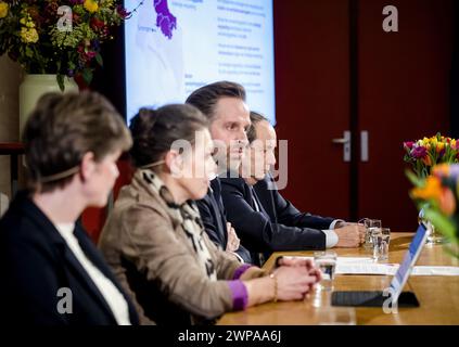 GARMERWOLDE - Ingrid Sterenborg-Kooij, consigliere del comune di Stadskanaal, Susan Top, vice della provincia di Groningen, Hugo de Jonge, ministro uscente dell'edilizia abitativa e dell'assetto territoriale, e Hans Vijlbrief, Segretario di Stato uscente per le miniere, durante la presentazione dei piani per la loro elaborazione della misura 29 da NIJ iniziato ai residenti della zona terremoto. ANP SEM VAN DER WAL netherlands Out - belgio Out Foto Stock