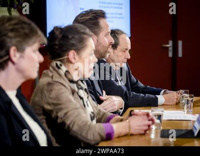 GARMERWOLDE - Ingrid Sterenborg-Kooij, consigliere del comune di Stadskanaal, Susan Top, vice della provincia di Groningen, Hugo de Jonge, ministro uscente dell'edilizia abitativa e dell'assetto territoriale, e Hans Vijlbrief, Segretario di Stato uscente per le miniere, durante la presentazione dei piani per la loro elaborazione della misura 29 da NIJ iniziato ai residenti della zona terremoto. ANP SEM VAN DER WAL netherlands Out - belgio Out Foto Stock