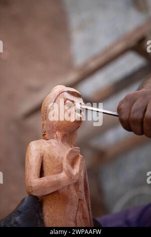 Kolutara, Sri Lanka 09 febbraio 2023. Artigianato tradizionale del legno dello Sri Lanka e artigiani. piccolo laboratorio privato con negozio per la realizzazione di souvenir fatti a mano Foto Stock