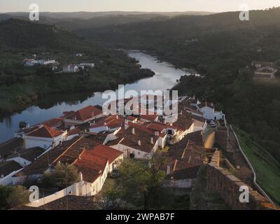 Río Guadiana a su paso por el municipio de Mértola, en la región del Alentejo, Portogallo Foto Stock