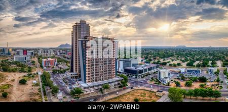 Vista aerea del CBD, Gaborone, Botswana, incrocio e auto, al tramonto Foto Stock