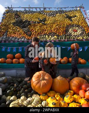 27/10/14 le famiglie che si godono il sole a metà termine affollano per comprare le zucche per Halloween da un cottage-giardino a Slindon, vicino a Chichester West su Foto Stock