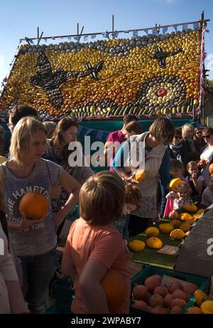 27/10/14 le famiglie che si godono il sole a metà termine affollano per comprare le zucche per Halloween da un cottage-giardino a Slindon, vicino a Chichester West su Foto Stock