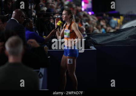 Femke Bol dei Paesi Bassi intervistata dai media durante i Campionati del mondo di atletica leggera indoor 2024 - 1° giorno 01/03/2024 all'Emirates Arena il 01/03/2024 Ben Booth/Alamy Foto Stock