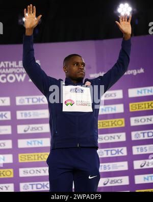 Christian COLEMAN degli Stati Uniti ondeggia alla folla prima di aggiudicarsi la medaglia d'oro per MenÕs 60 m durante i Campionati del mondo di atletica leggera indoor 2024 - secondo giorno 02/03/2024 all'Emirates Arena il 02/03/2024 Ben Booth/Alamy Foto Stock