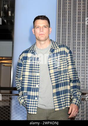 Il 6 marzo 2024 Jake Lacy del cast di mele Never Fall celebra il disagio di una nuova serie all'Empire State Building di New York. 06 marzo 2026 credito: RW/Mediapunch Foto Stock