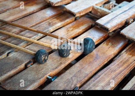 Un primo piano di una vecchia marimba Foto Stock