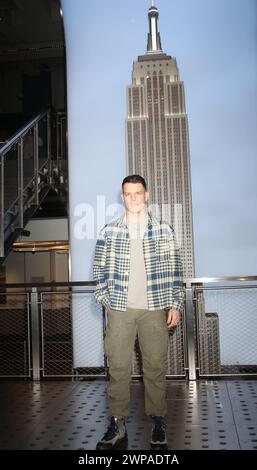 Il 6 marzo 2024 Jake Lacy del cast di mele Never Fall celebra il disagio di una nuova serie all'Empire State Building di New York. 06 marzo 2026 credito: RW/Mediapunch Foto Stock