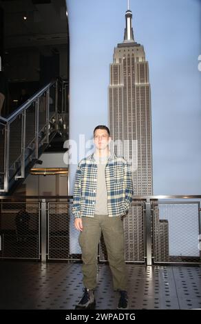 Il 6 marzo 2024 Jake Lacy del cast di mele Never Fall celebra il disagio di una nuova serie all'Empire State Building di New York. 06 marzo 2026 credito: RW/Mediapunch Foto Stock