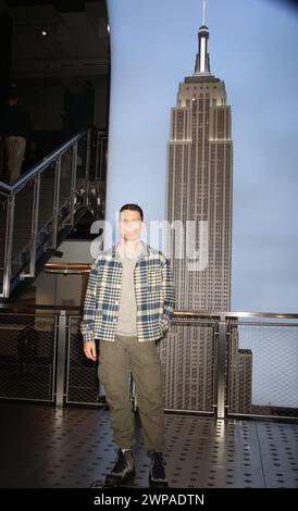 Il 6 marzo 2024 Jake Lacy del cast di mele Never Fall celebra il disagio di una nuova serie all'Empire State Building di New York. 06 marzo 2026 credito: RW/Mediapunch Foto Stock