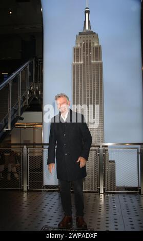 Il 6 marzo 2024 Jake Lacy del cast di mele Never Fall celebra il disagio di una nuova serie all'Empire State Building di New York. 06 marzo 2026 credito: RW/Mediapunch Foto Stock