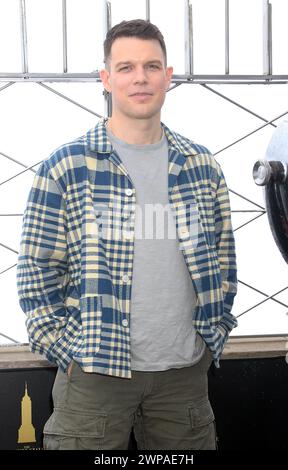 Il 6 marzo 2024 Jake Lacy del cast di mele Never Fall celebra il disagio di una nuova serie all'Empire State Building di New York. 06 marzo 2026 credito: RW/Mediapunch Foto Stock