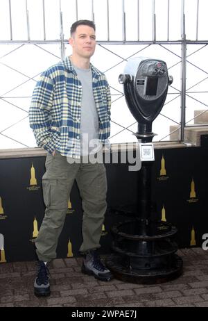 Il 6 marzo 2024 Jake Lacy del cast di mele Never Fall celebra il disagio di una nuova serie all'Empire State Building di New York. 06 marzo 2026 credito: RW/Mediapunch Foto Stock