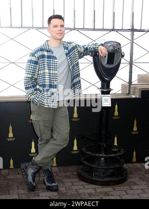 Il 6 marzo 2024 Jake Lacy del cast di mele Never Fall celebra il disagio di una nuova serie all'Empire State Building di New York. 06 marzo 2026 credito: RW/Mediapunch Foto Stock