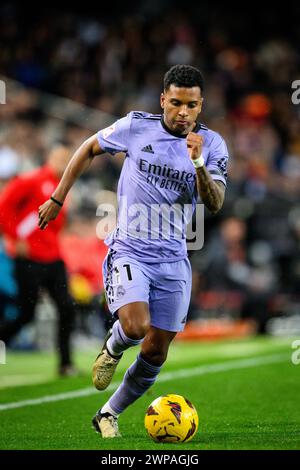 Il giocatore brasiliano del Real Madrid Rodrygo entra in azione durante una partita EA Sports LaLiga a Mestalla, Valencia, Spagna. Foto Stock