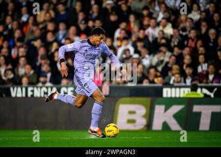 Il giocatore inglese del Real Madrid Jude Bellingham in azione durante una partita EA Sports LaLiga a Mestalla, Valencia, Spagna. Foto Stock