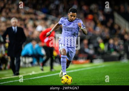 Il giocatore brasiliano del Real Madrid Rodrygo entra in azione durante una partita EA Sports LaLiga a Mestalla, Valencia, Spagna. Foto Stock