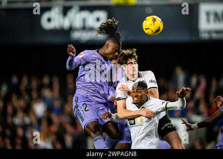 Il giocatore francese del Real Madrid Eduardo Camavinga ha colpito la palla con la testa durante una partita di LaLiga a Mestalla, Valencia, Spagna. Foto Stock