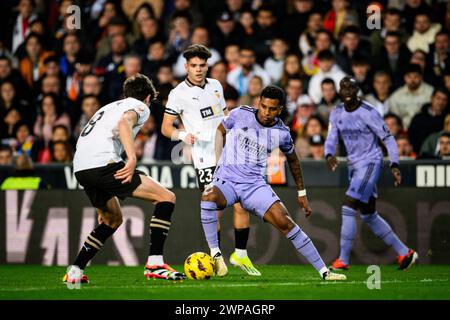 Il giocatore brasiliano del Real Madrid Rodrygo entra in azione durante una partita EA Sports LaLiga a Mestalla, Valencia, Spagna. Foto Stock