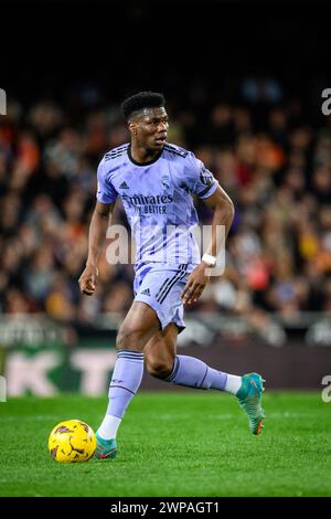 Il giocatore francese del Real Madrid Auelien Tchouameni in azione durante una partita EA Sports LaLiga a Mestalla, Valencia, Spagna. Foto Stock