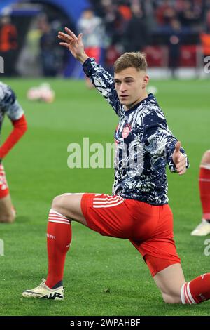 MONACO, Germania. 5 marzo 2024. 6 Joshua KIMMICH durante il warm up per la partita di Champions League tra il Bayern Muenchen e la S.S. LAZIO Roma all'Allianz Arena di Monaco il 5 marzo 2024 in Germania. Fussball, 3:0, (foto e copyright @ ATP Images/Arthur THILL (THILL Arthur/ATP/SPP) credito: SPP Sport Press Photo. /Alamy Live News Foto Stock