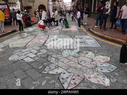 CUENCA-ARTE con TIZA-POR EL dia DE LA MUJER Cuenca, Ecuador 6 de marzo de 2024. El arte con tiza ExpresArte somos uno se plasma a lo largo de la calle Bolivar la manana de hoy, con Ideas de igualdad de gÃ nero con motivo del dia Internacional de la Mujer. foto Boris Romoleroux/API. SOI-CUENCA-ARTECONTIZA-PORELDIADELAMUJER-c040aff19b09a1f1819a41e3503fd8bd *** CUENCA ARTE CON GESSO PER LA GIORNATA DELLE DONNE Cuenca,Ecuador 6 marzo 2024 Arte con gesso ExpresArte somos uno si riflette lungo Bolivar Street questa mattina, con idee di uguaglianza di genere in occasione della giornata Internazionale delle donne Foto Stock