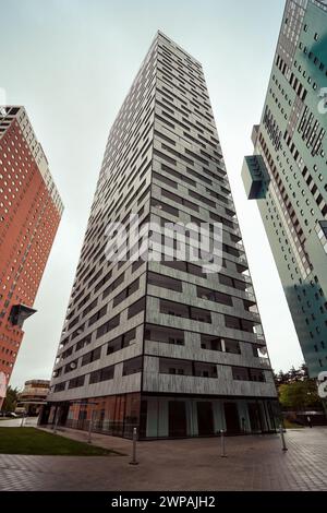 Delugan Meissl Tower - alto edificio residenziale nella città di Wienerberg. Immagine grandangolare del moderno grattacielo con appartamenti. Foto Stock