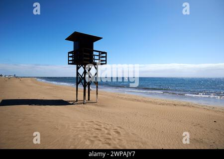 Svuotare la torre del bagnino inutilizzata sulla sabbia della spiaggia playa honda di Lanzarote, Isole Canarie, spagna Foto Stock