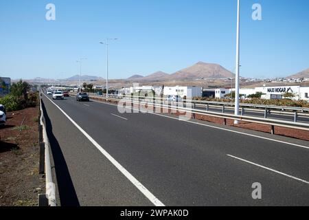 Autostrada principale LZ-2 attraverso lanzarote in direzione playa Honda a Playa Honda, Lanzarote, Isole Canarie, spagna Foto Stock