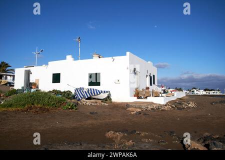 Tradizionale cottage di pescatori imbiancato sulla spiaggia Playa Honda, Lanzarote, Isole Canarie, spagna Foto Stock