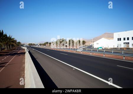 Autostrada principale LZ-2 attraverso lanzarote in direzione dell'aeroporto e playa blanca a Playa Honda, Lanzarote, Isole Canarie, spagna Foto Stock