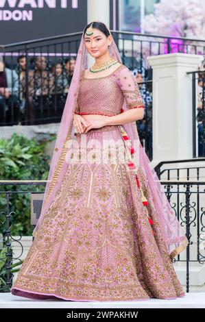 The National Asian Wedding Show London 2024 - abbigliamento da sposa tradizionale e moderno. Foto Stock
