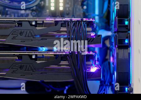 Scheda grafica doppia ad alte prestazioni per primi piani installata sul computer desktop con LED RGB multicolore che mostra lo stato di funzionamento Foto Stock