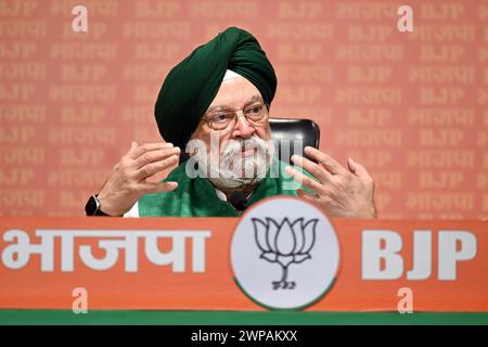 Nuova Delhi, India. 6 marzo 2024. NUOVA DELHI, INDIA - 6 MARZO: Il ministro dell'Unione Hardeep Singh Puri tiene una conferenza stampa sul caso Sandeshkhali presso la sede centrale della BJP, DDU Marg, il 6 marzo 2024 a nuova Delhi, India. (Foto di Sanchit Khanna/Hindustan Times/Sipa USA) credito: SIPA USA/Alamy Live News Foto Stock