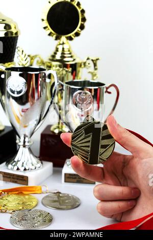 coppe e medaglie per premiare i vincitori. Sport, competizioni Foto Stock