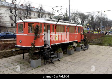 Un tram d'epoca convertito in una libreria e caffetteria nel centro della città di Leopoli, Ucraina, marzo 2024 Foto Stock