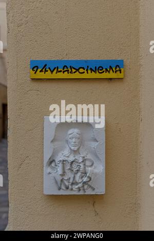 Stop War graffiti su un busto di Gesù montato sul muro in una strada a Leopoli, Ucraina, marzo 2024 Foto Stock