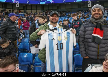 Un tifoso con una maglia da calcio argentina durante la partita di UEFA Champions League Manchester City vs F.C. Copenhagen all'Etihad Stadium, Manchester, Regno Unito, 6 marzo 2024 (foto di Mark Cosgrove/News Images) Foto Stock