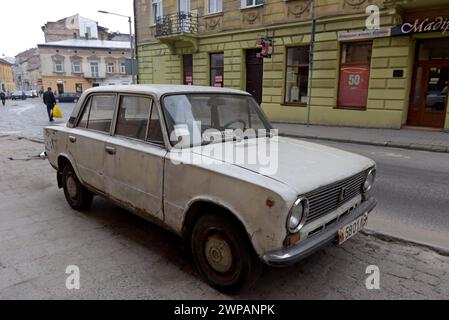 Un'auto Lada malconcia e arrugginita per le strade di Leopoli, Ucraina Foto Stock