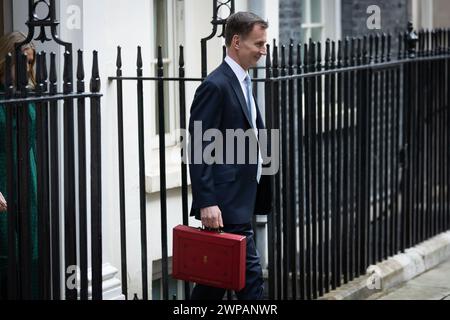 Londra, Regno Unito. 6 marzo 2024. Il Cancelliere dello Scacchiere Jeremy Hunt, cammina prima di presentare la valigetta di bilancio rossa ai media di Downing Street. Misure notevoli nel bilancio di oggi sono state un taglio 2p dei contributi previdenziali nazionali e l'abolizione dello status fiscale non-dom per i cittadini stranieri. Credito: SOPA Images Limited/Alamy Live News Foto Stock