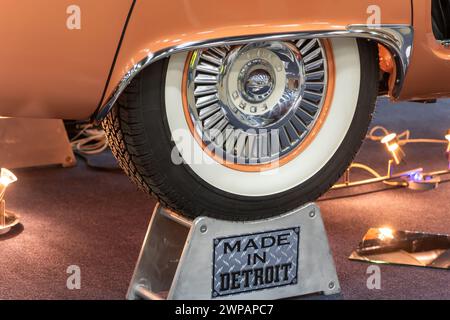 DETROIT, mi/USA - 1 marzo 2024: Primo piano di una Ford Thunderbird d'epoca e di uno stand "Made in Detroit", presso Detroit AutoRama. Foto Stock