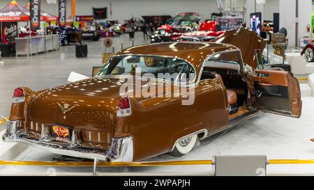 DETROIT, mi/USA - 1 marzo 2024: Interpretazione di una Cadillac Coupe Deville del 1955, a Detroit AutoRama. Foto Stock