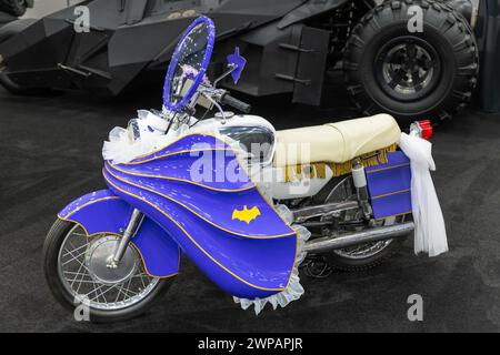 DETROIT, mi/USA - 1 marzo 2024: Batgirl moto, una Yamaha YCS1 Bonanza 1967, dalla serie TV "Batman", Detroit AutoRama. Foto Stock